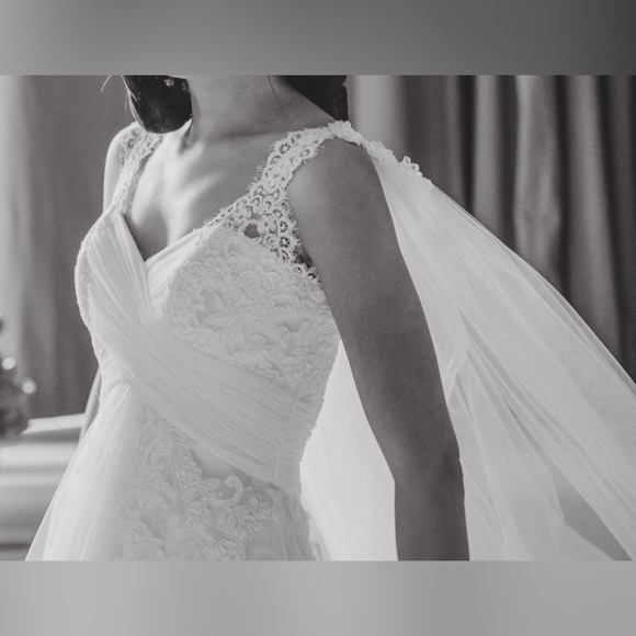 Pronovias Wedding Dress (US 4) - Picture 9 of 11